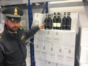 La GdF di Siena con il vino contraffatto