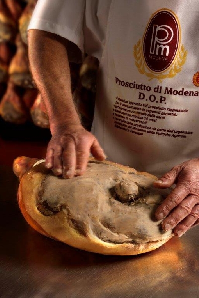 Prosciutto di Modena Dop: la produzione è stabile con 82 mila cosce prodotte