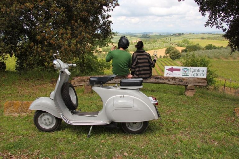 Cantine Aperte, wine lovers in Vespa fra le vigne di Brunello, Nobile e Chianti Classico