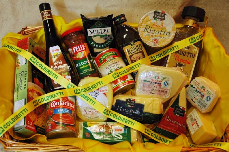 Natale, 197 euro per famiglia a tavola. E’ allarme falsi