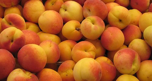 Albicocche e pesche. In Emilia Romagna prezzi in picchiata. Cia: «Manca programmazione»