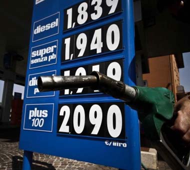 Nuovo boom, le famiglie spendono più per la benzina che per la tavola