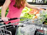 Consumi: acquisti al palo fino a fine anno, bonus Irpef non basta. Crescono solo i discount e i negozi etnici