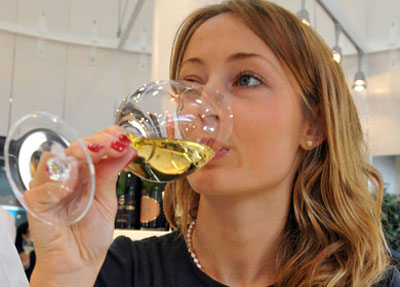 Un calice di ottimismo. Coronavirus, i vini italiani hanno salvato da depressione. Ricerca psicologi spiega perché
