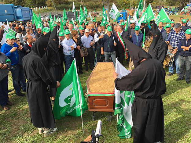 Crisi del grano. E gli agicoltori celebrano il funerale