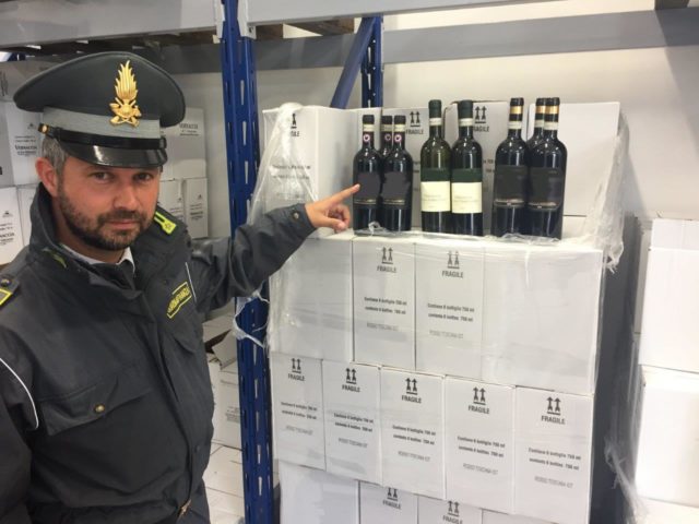 Vino, contraffatti marchi e denominazioni. Frode nel senese scoperta dalla Finanza