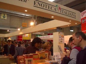 Enoteca stand libri