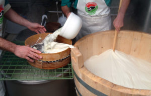 Filatura setaccio_consorzio_Mozzarella_DOP