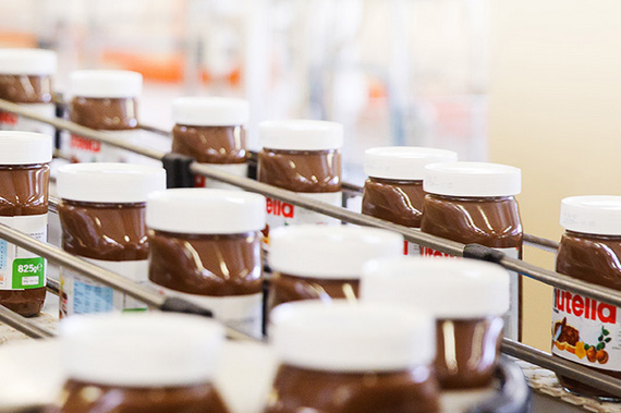 Visita alla Ferrero. Da etichetta a semaforo a tassa bevande zuccherate, Centinaio preoccupato da atteggiamento Europa verso Made in Italy