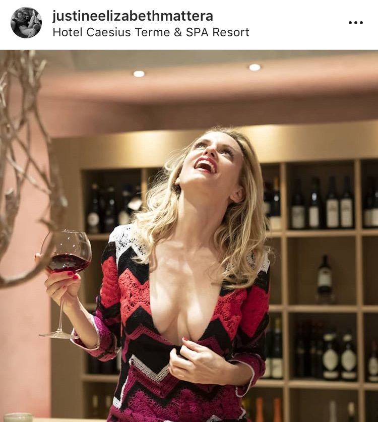 Calici e sorrisi a Bardolino. Justine Mattera, la showgirl che adora il vino italiano