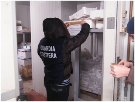 Era pesce contraffatto. Guardia Costiera, maxi operazione a Taranto e Brindisi. Centinaio: «No a prodotti contaminati o contraffatti sulle nostre tavole»