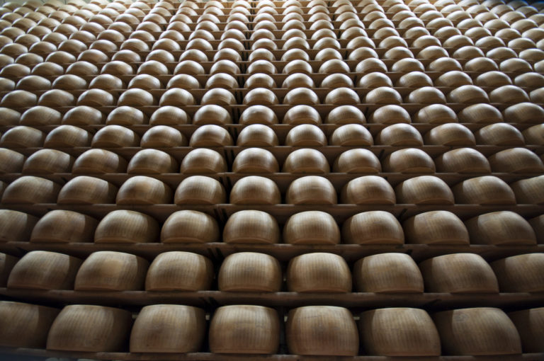 Parmigiano Reggiano DOP. Fatturato record, vola l’export. E ora punta agli Emirati Arabi con tre milioni di euro di investimenti in promozione