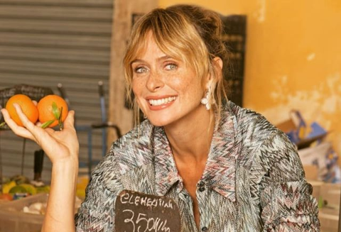 Clementine e sapori della terra per una sorridente Serena Autieri