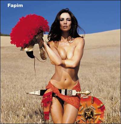 Che madre natura! Le curve mozzafiato della top model australiana Vanessa Kelly incantano la Val d’Orcia