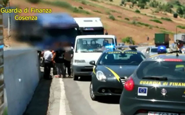 Caporalato. Maxi operazione fra Basilicata e Calabria: 52 arresti e 14 aziende agricole sequestrate. Violenze fisiche su 200 braccianti. Il plauso della Bellanova