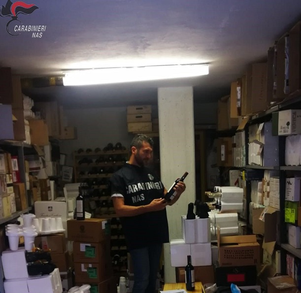 Vuoto a rendere. Operazione NAS: vino da discount venduto in bottiglie con marchio di pregio, 9 indagati
