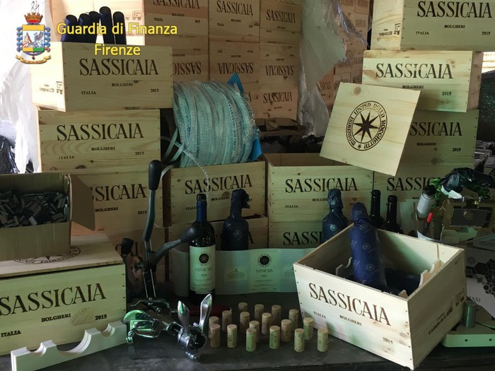 Frode internazionale. Vino siciliano venduto come Doc Bolgheri Sassicaia, GdF Firenze sgomina banda