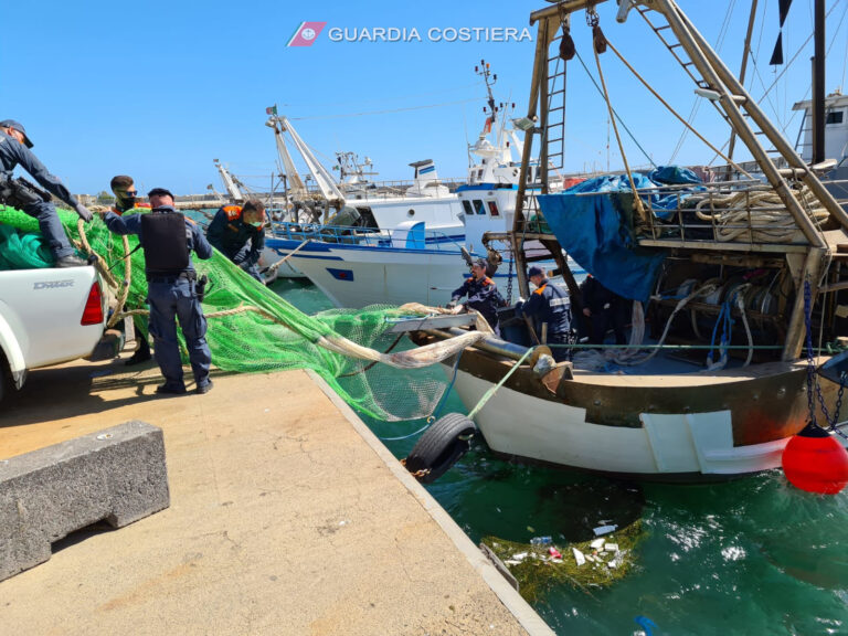 Operazione Guardia Costiera in Sicilia, accertati 17 illeciti e sequestrate 21 reti a strascico