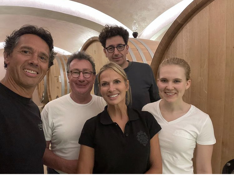 Ferrari e Brunello due rossi di successo. Mattia Binotto in visita a La Fiorita durante la vendemmia