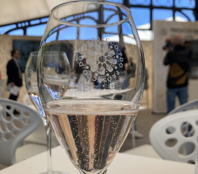 Prosecco DOC, nuova vittoria in tribunale contro caramelle con il nome del vino veneto