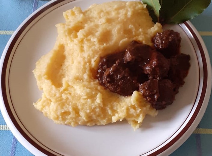 Capriolo in umido con polenta. La ricetta tradizionale di un piatto unico dal sapore deciso
