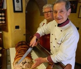 La porchetta del ‘maestro’ Aldo Iacomoni fra le eccellenze della festa del Porto della Maremma