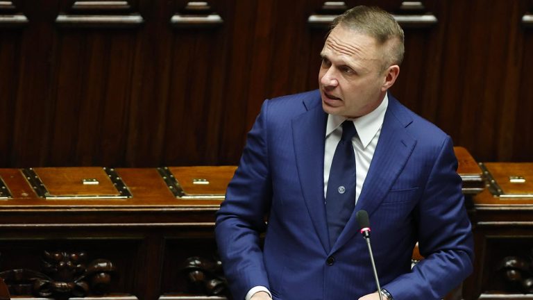 Lollobrigida fa chiarezza sul fotovoltaico: Non vietiamo impianti, ottimizziamo con l’agricoltura