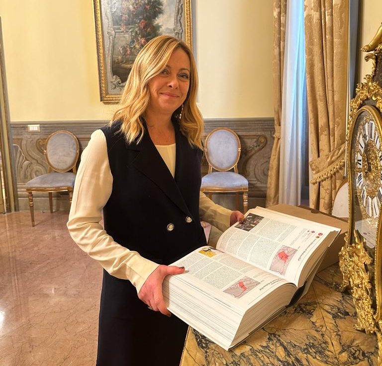 Giorgia Meloni e l’agroalimentare italiano: consegnato alla presidente del Consiglio dei ministri l’Atlante Qualivita-Treccani