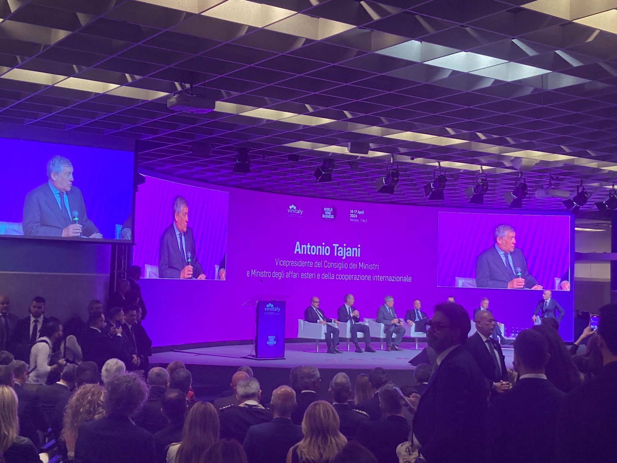 Vinitaly al via con 4 ministri: Vino portabandiera del Made in Italy, preoccupa situazione internazionale