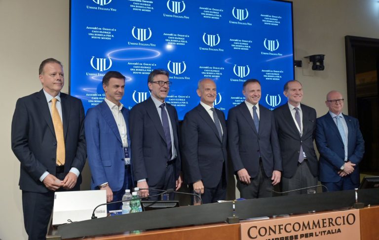 Vino. Lollobrigida apre ai dealcolati e invita a un tavolo, No a posizione ideologica che limiti le imprese