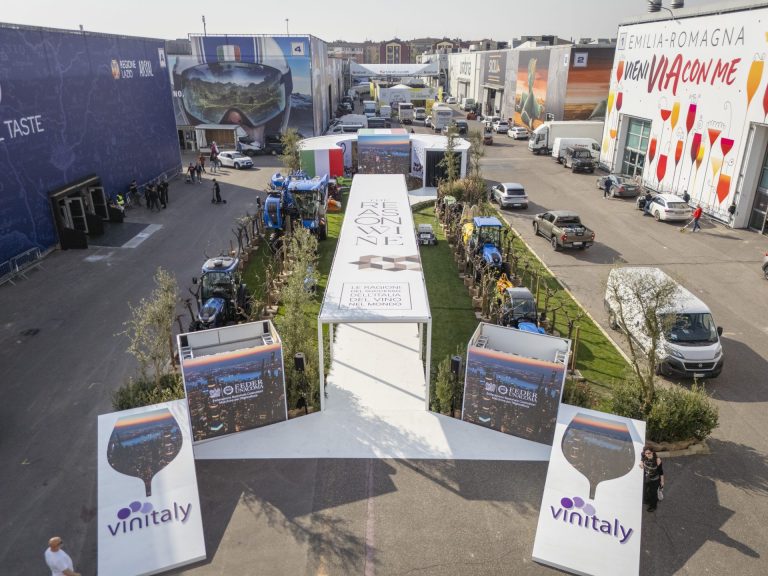 Vino. FederUnacoma a Vinitaly: Mezzi di nuova generazione e robot specializzati per produzioni vitivinicole di alta qualità