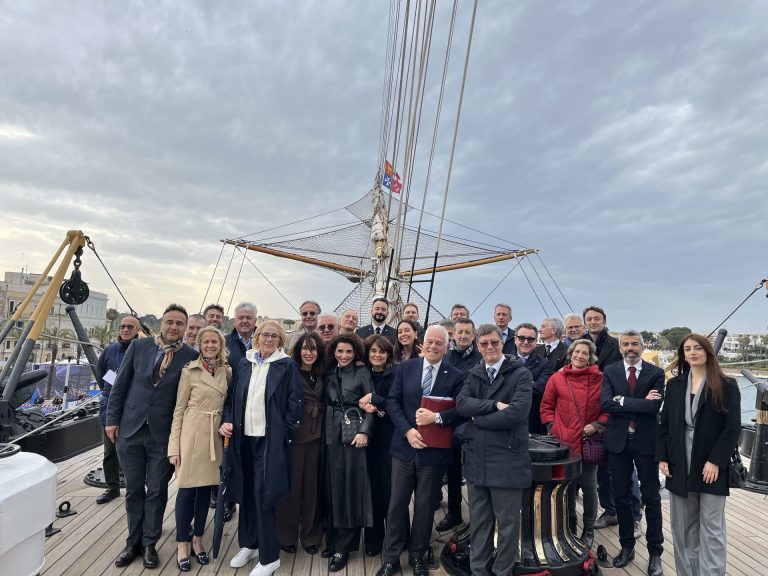Nave Amerigo Vespucci e agromeccanica Made in Italy di FederUnacoma: orgoglio italiano nel mondo