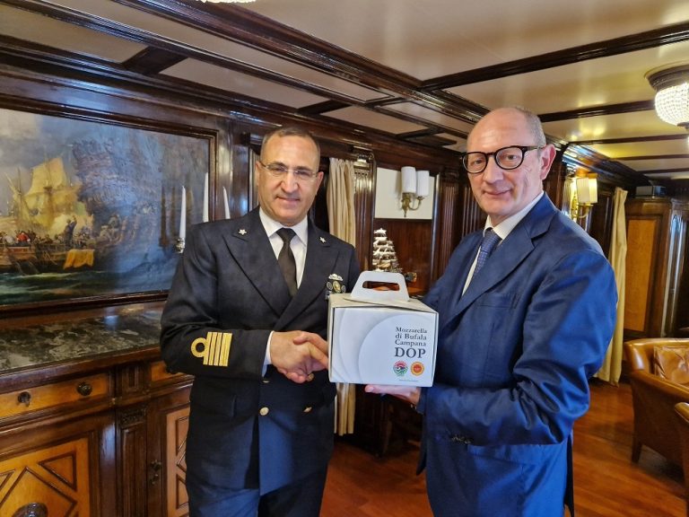Mozzarella Dop, l’omaggio del Consorzio alla nave Vespucci