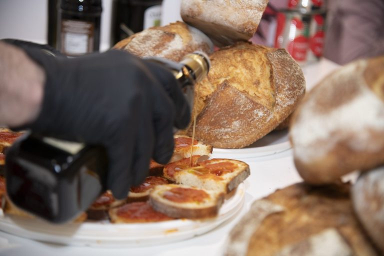 Pane, olio e pomodoro, la merenda pop che resiste alla crisi