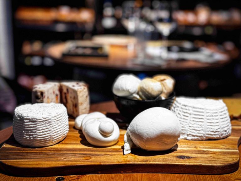 Dal latte alla degustazione di Mozzarella di bufala campana Dop. Un caseificio a filiera chiusa nel cuore della Campania della qualità