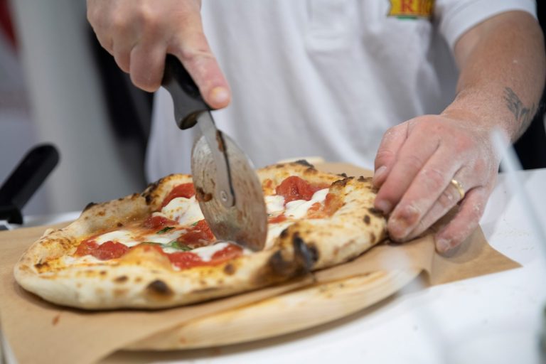 Pizza, la più amata dagli italiani anche d’estate. Consumo medio di 8 kg all’anno: vince la Napoletana, cresce la pinsa