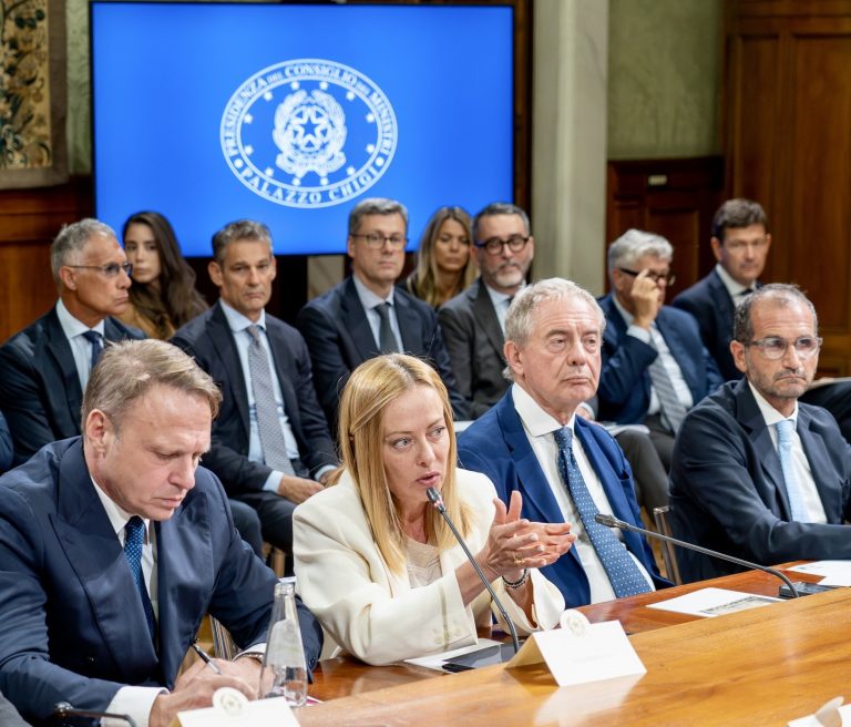 Tavolo del vino a Palazzo Chigi. Lollobrigida: promuovere e difendere il vino in Italia e all’estero