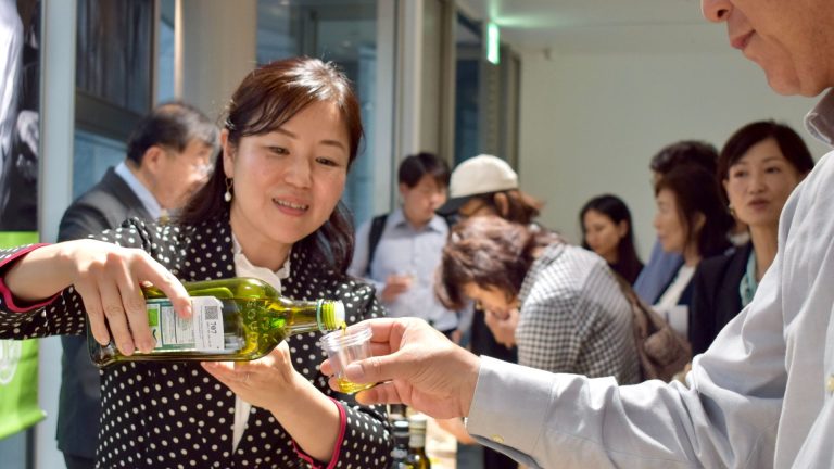Il Giappone scopre l’olio extravergine di oliva: consumo in crescita del 7% annuo. Per l’Italia mercato vale 82 mln di euro