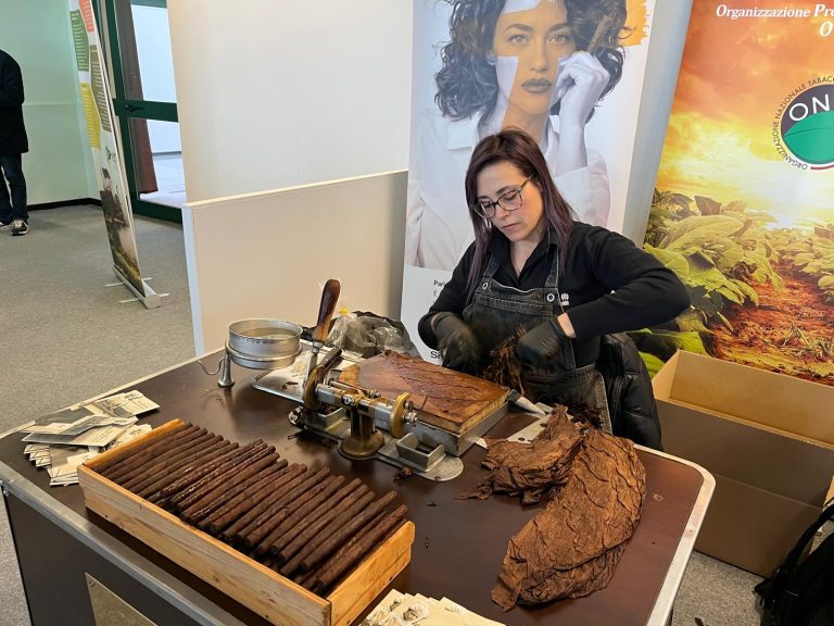 Sigaro toscano fatto a mano con foglie di tabacco Kentucky. Ecco come si realizza in pochi secondi – VIDEO